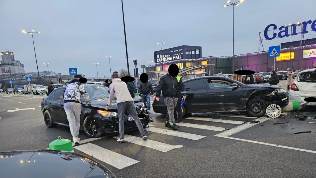 Ce s-a întâmplat în parcarea Carolina Mall din Alba Iulia? Accident rutier cu mai multe mașini avariate!