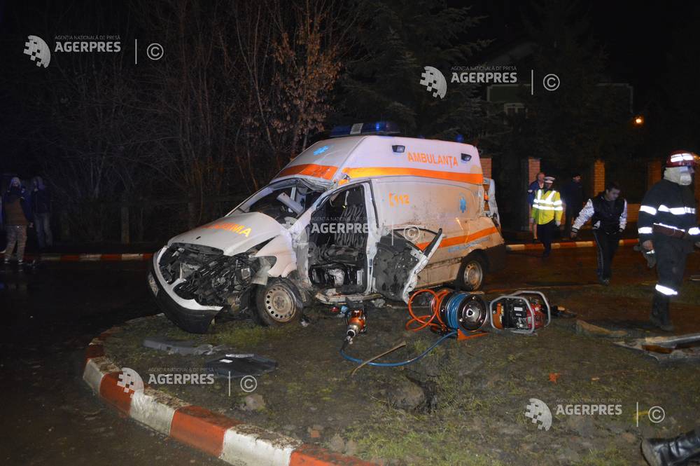 Accident grav în Caraș-Severin: Ce s-a întâmplat între ambulanță și mașină?