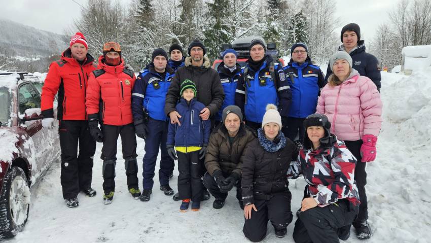 Cum au fost salvați șapte adulți și un copil izolați de zăpadă la o cabană?