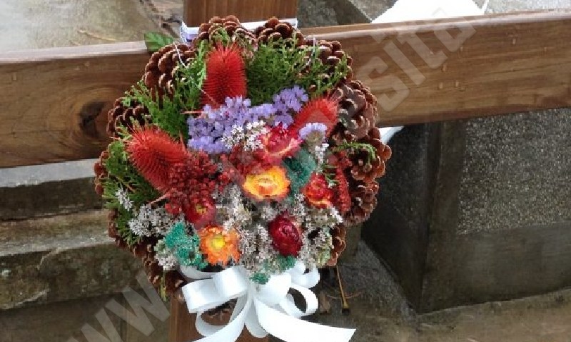 De ce Reșița a decis să interzică coroanele și aranjamentele funerare artificiale?  - Stiri Resita