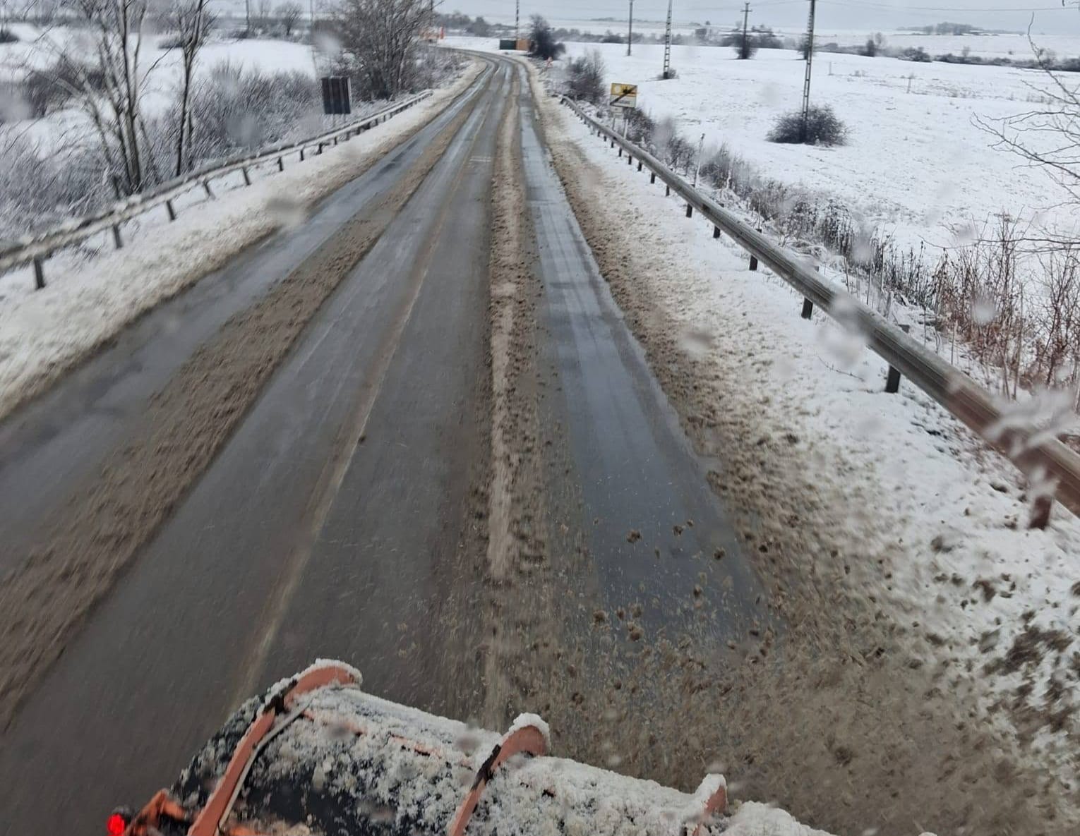 De ce au fost împrăștiate 238 de tone de material antiderapant?